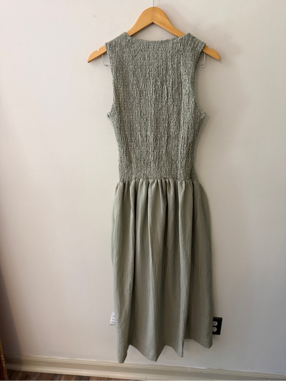 ASOS DESIGN crinkle scoop neck maxi sundress with shirred waist in sage - Picture 8 of 8